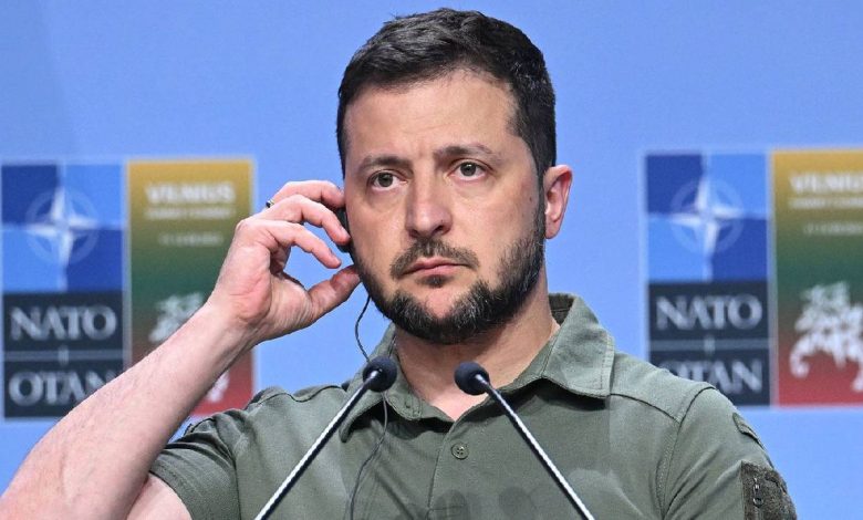 Ukrayna Devlet Başkanı Volodimir Zelenski, Rus ordusunun yeni yılın ilk saatlerinde ülke genelini hedef alan yoğun bir insansız hava aracı saldırısı gerçekleştirdiğini açıkladı.