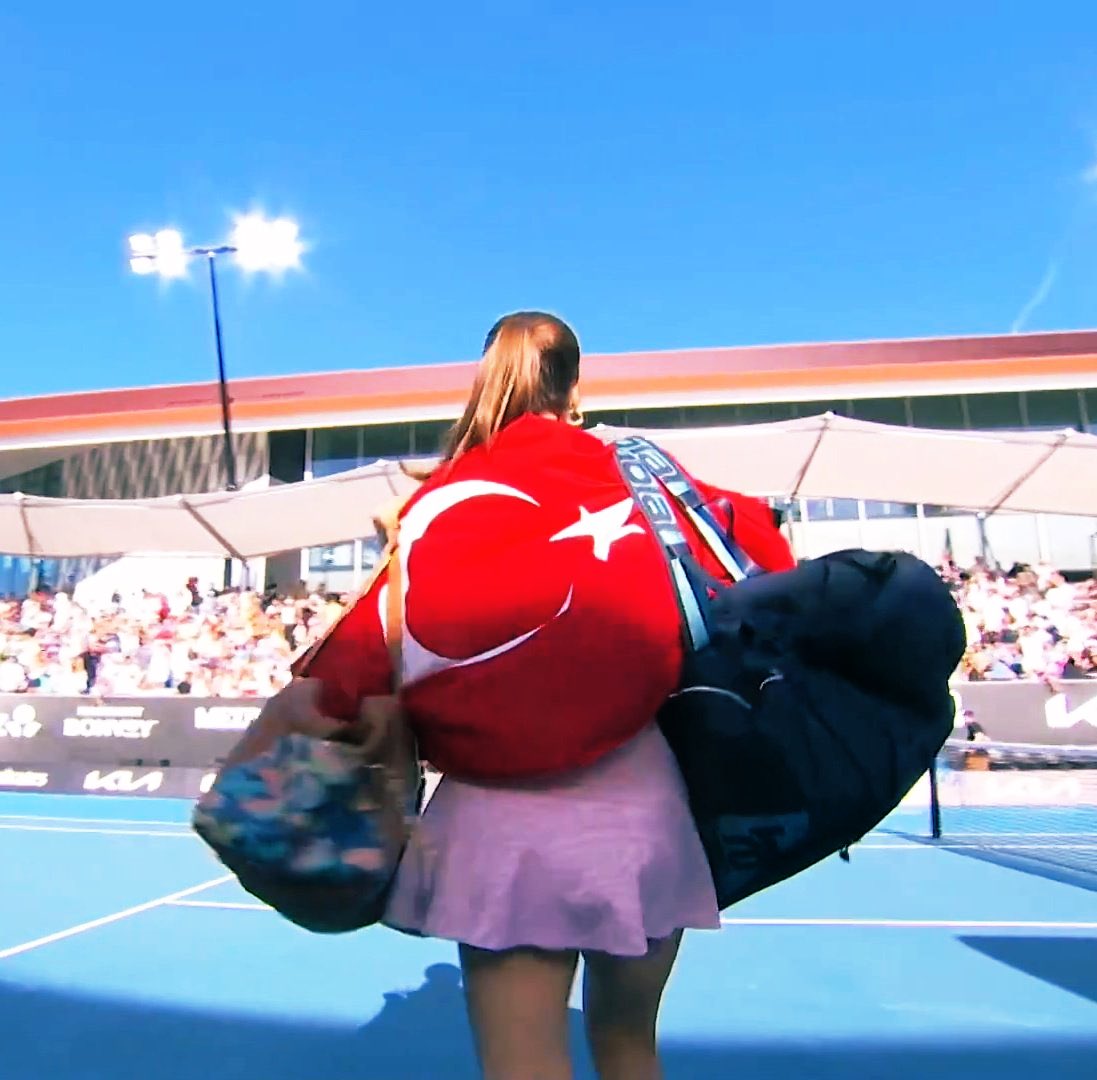 Macar Anna Bondar'ı mağlup eden genç tenisçimiz Zeynep Sönmez, Avustralya Açık'ta tek kadınlarda 3. tura çıkan ilk Türk oldu