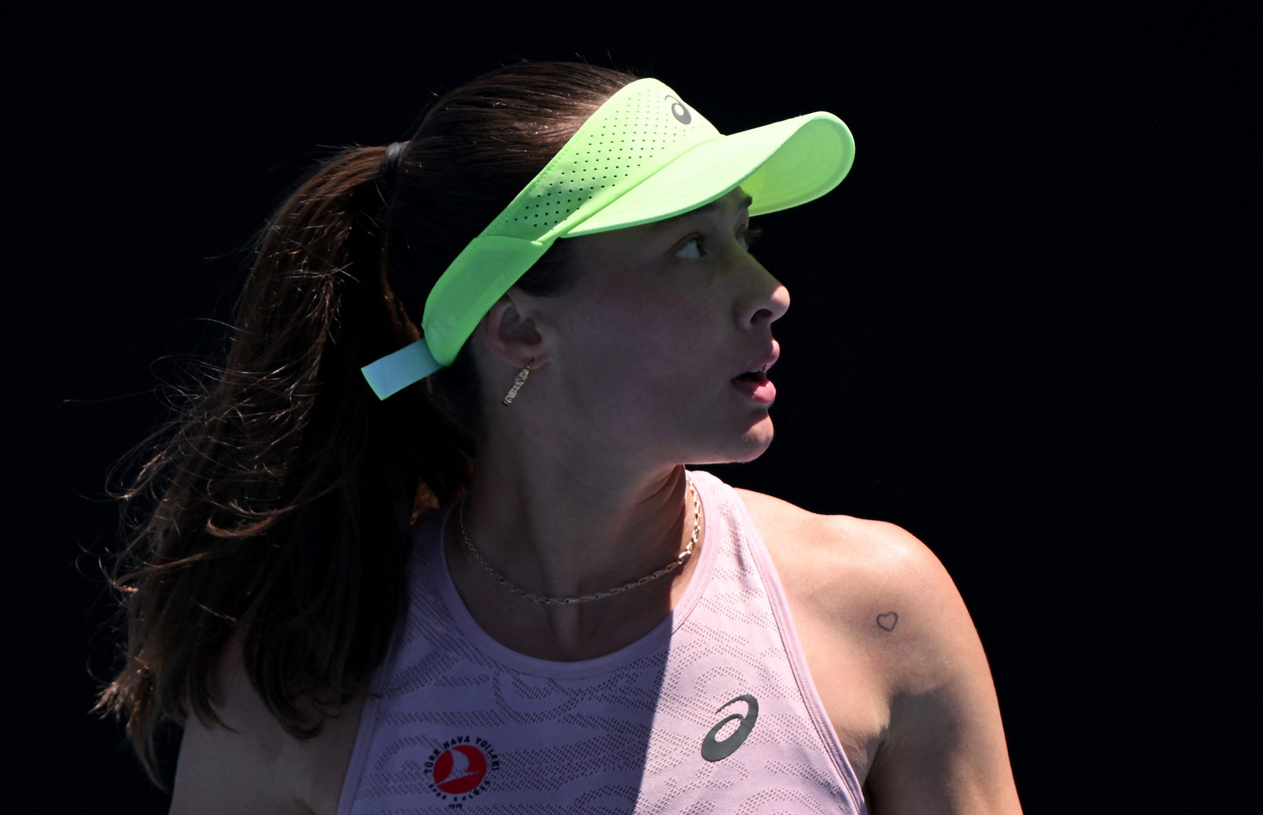 Teşekkürler Zeynep Sönmez 1 Avustralya Açık 3. turunda milli sporcumuz Zeynep Sönmez, Kazak rakibi Yulia Putintseva'ya elense de gelecek adına büyük ümit verdi