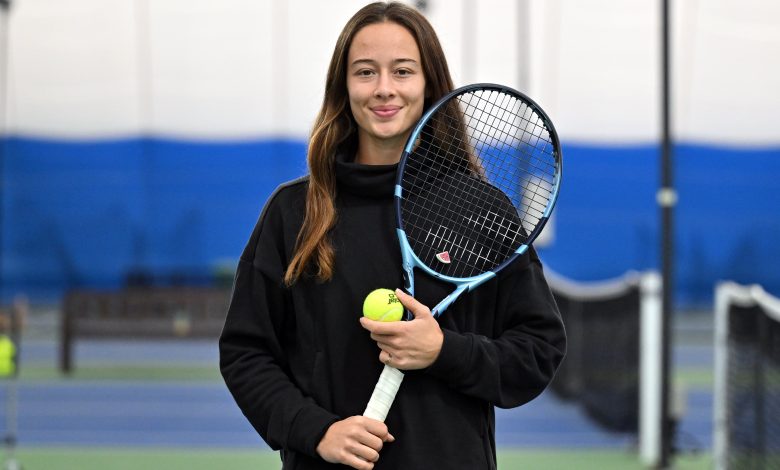 Zeynep Sönmez, sezonun ilk grand slam tenis turnuvası Avustralya Açık'ta elemelerin final turunda karşılaştığı Rus Gasanova'yı 2-0 yenerek ana tabloya yükseldi