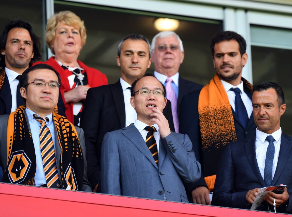 Fosun International Limited ve Wolverhampton Wanderers'tan Jeff Shi, Fosun International Limited'in başkanı ve Wolverhampton Wanderers'ın sahibi Guo Guangchang ve spor menajeri Jorge Mendes.