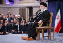 İran Dini Lideri Ali Hamaney, ülkesinin hemen yanı başındaki ABD donanmasını denizin dibine göndermekle tehdit etti