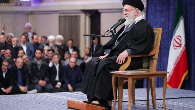 İran Dini Lideri Ali Hamaney, ülkesinin hemen yanı başındaki ABD donanmasını denizin dibine göndermekle tehdit etti