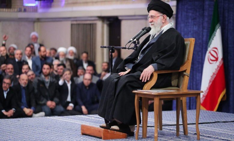 İran Dini Lideri Ali Hamaney, ülkesinin hemen yanı başındaki ABD donanmasını denizin dibine göndermekle tehdit etti