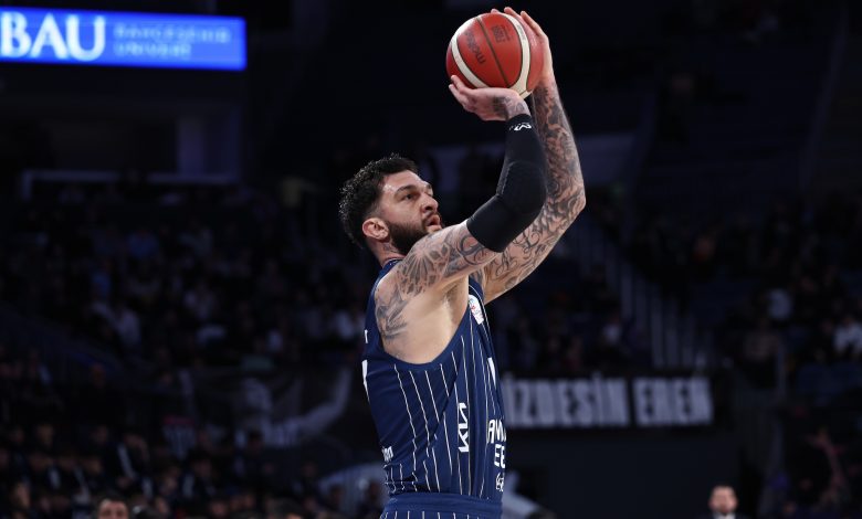 Ziraat Bankası Türkiye Kupası çeyrek finalinde Anadolu Efes, Bahçeşehir'i farklı yenerek yarı finalde Beşiktaş Gain'in rakibi oldu