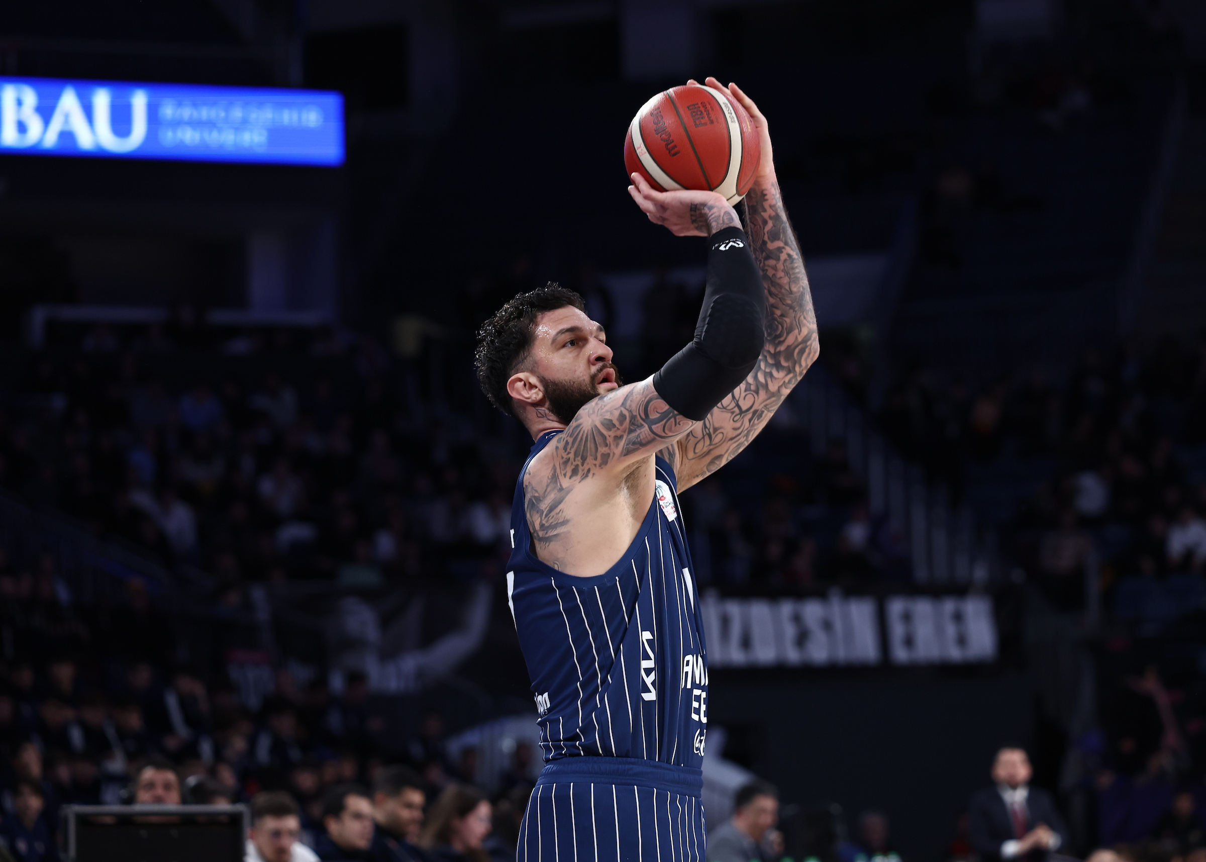 Ziraat Bankası Türkiye Kupası çeyrek finalinde Anadolu Efes, Bahçeşehir'i farklı yenerek yarı finalde Beşiktaş Gain'in rakibi oldu