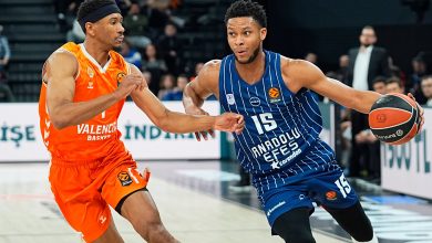 Anadolu Efes, sahasında Valencia'yı 107-90 mağlup ederek EuroLeague'deki 9 maçlık mağlubiyet serisine son verdi