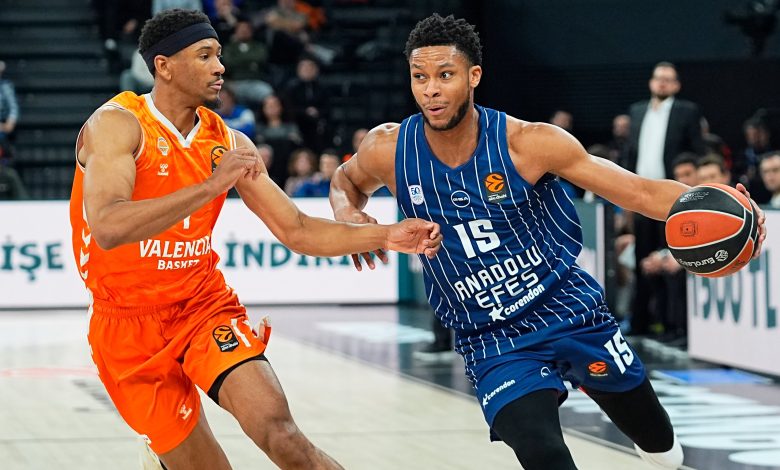 Anadolu Efes, sahasında Valencia'yı 107-90 mağlup ederek EuroLeague'deki 9 maçlık mağlubiyet serisine son verdi