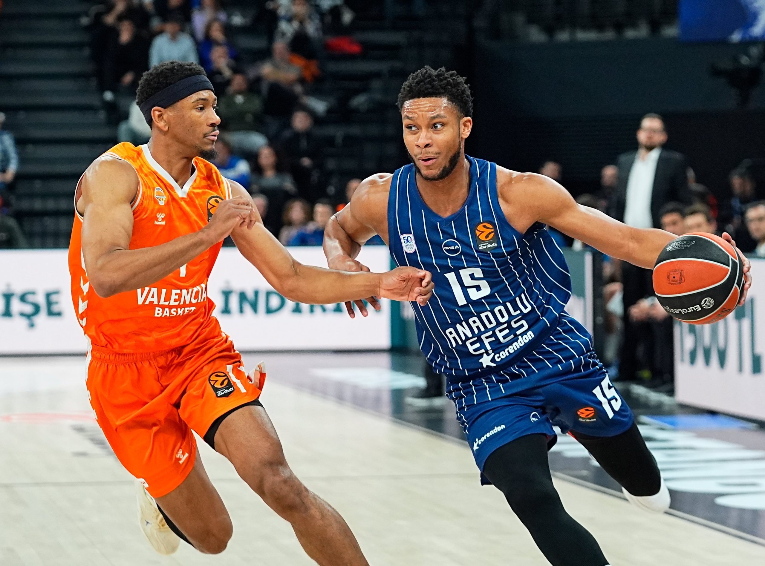 Anadolu Efes, sahasında Valencia'yı 107-90 mağlup ederek EuroLeague'deki 9 maçlık mağlubiyet serisine son verdi