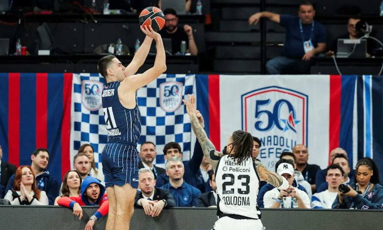 Anadolu Efes, Virtus Bologna'yı 91-60 mağlup ederek EuroLeague'de Nisan 2025'ten bu yana ilk kez üç maç üst üste kazandı