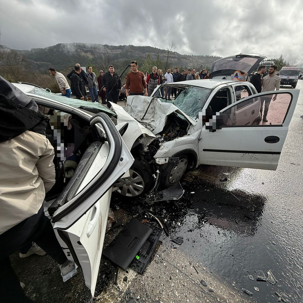 Antalya'da ölümcül otobüs kazasının ardından Isparta karayolunda iki otomobilin çarpışması sonucu 6 vatandaşımız hayatını kaybetti
