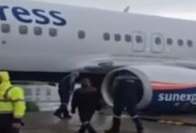 Antalya Havalimanı'ndan kalkış sırasında bir yolcu uçağının iniş takımı kırıldı. Kanadı delinen uçak sola yatarak jet motoru piste sürttü