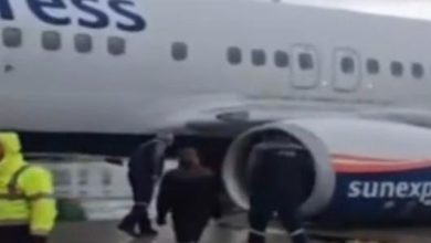 Antalya Havalimanı'ndan kalkış sırasında bir yolcu uçağının iniş takımı kırıldı. Kanadı delinen uçak sola yatarak jet motoru piste sürttü