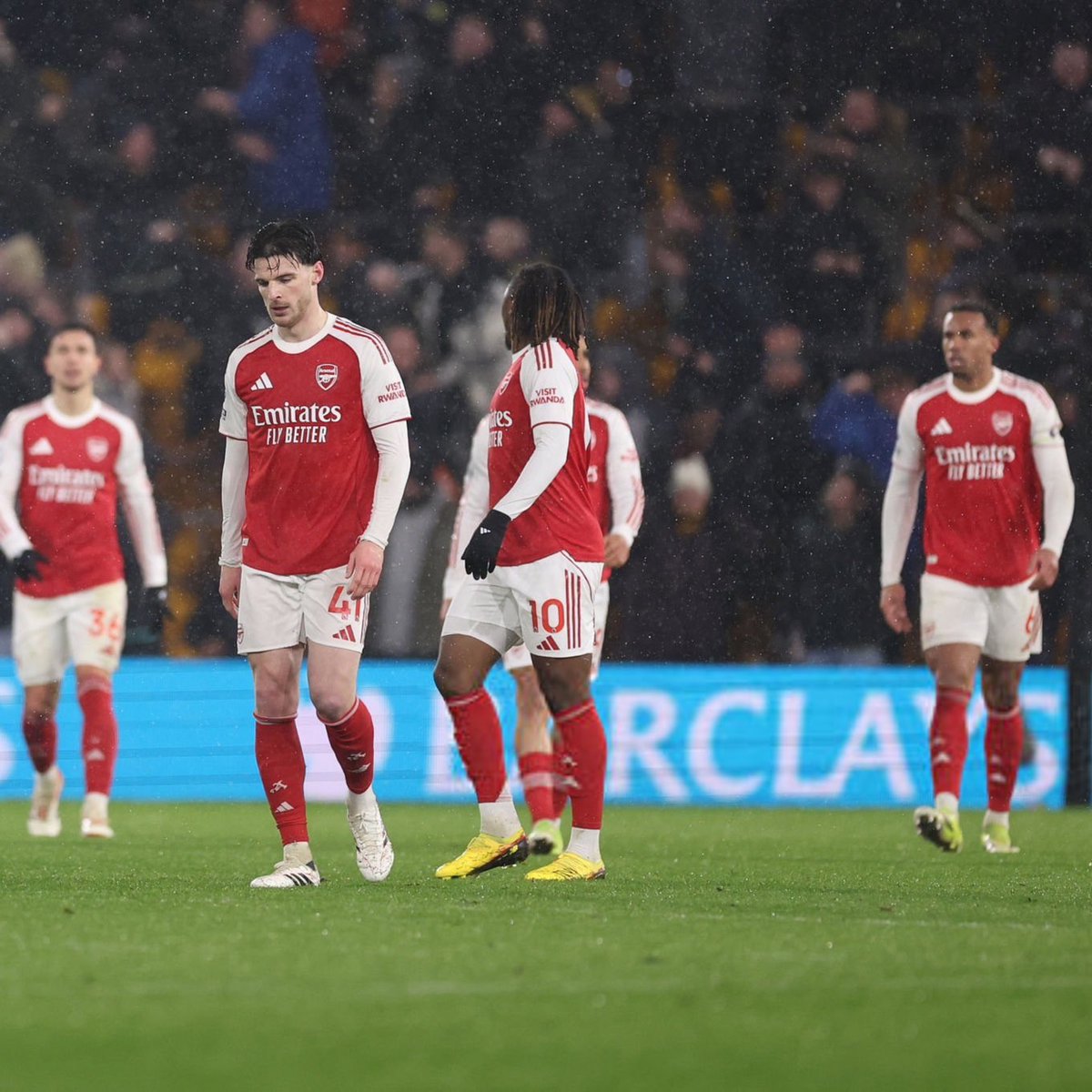 İngiltere Premier Lig'de Arsenal sonuncu Wolverhampton ile deplasmanda 2-2 berabere kalarak son 7 maçta 11 puan kaybetti