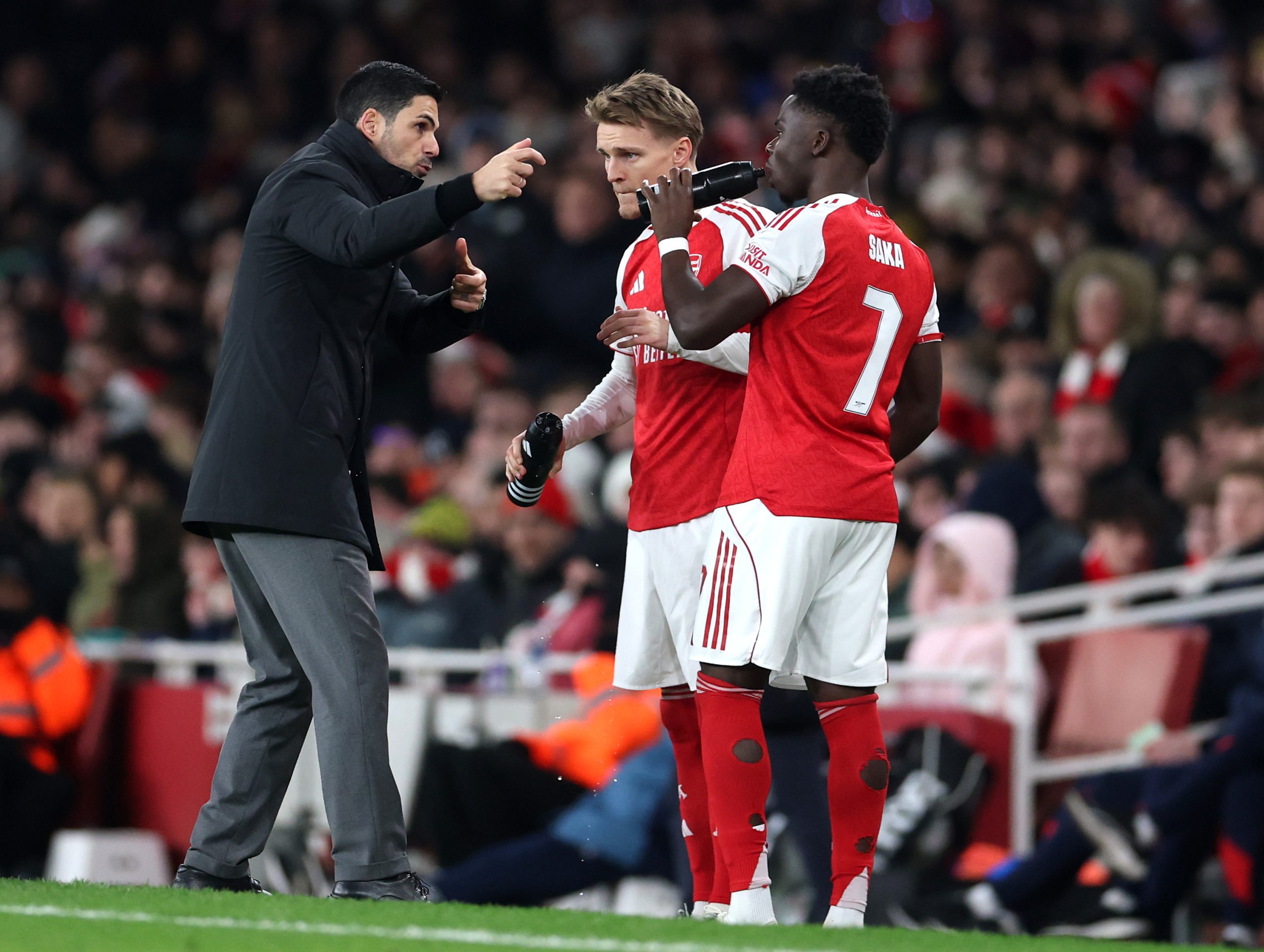 İngiltere Lig Kupası'nda Arsenal ilk maçta 3-2 yendiği Chelsea'yi rövanşta da 1-0 devirerek ilk finalist oldu