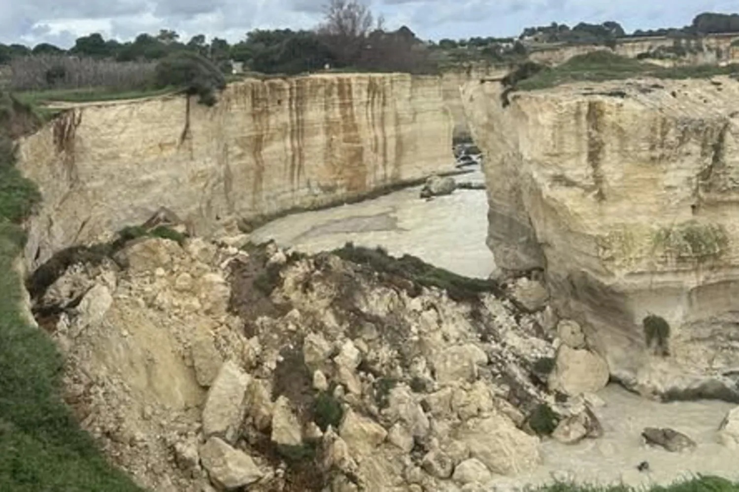 İtalya’daki “Aşıklar Kemeri” artık yok 2 asiklar kemeri