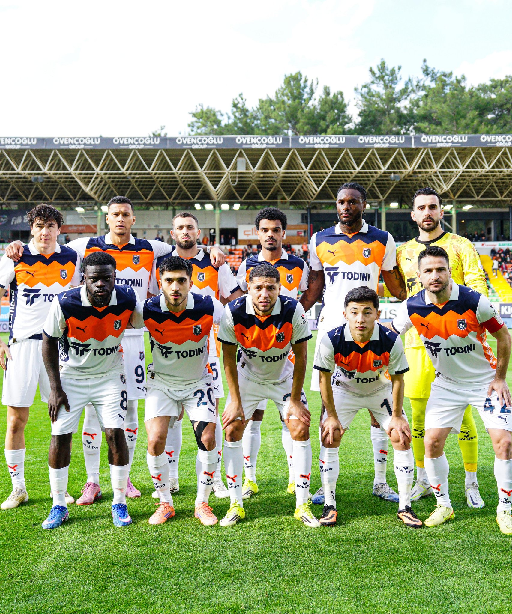 Geçen hafta kendi evinde Beşiktaş’a 3-2 yenilen Başakşehir, Alanyaspor deplasmanında kazanarak yeniden yükselişe geçti