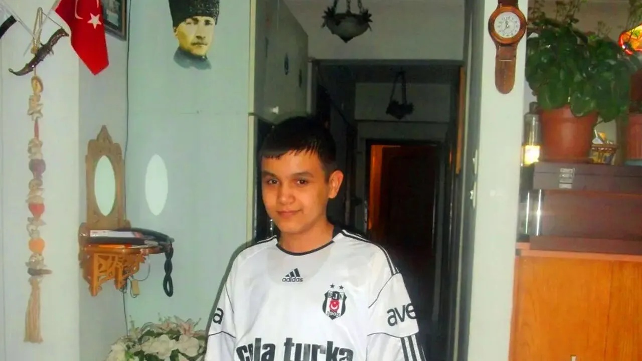 Antalya’da staj yaptığı otelde hayatını kaybeden 16 yaşındaki Burak Oğraş’ın ölümü, aradan geçen yıllara rağmen aydınlatılamadı.