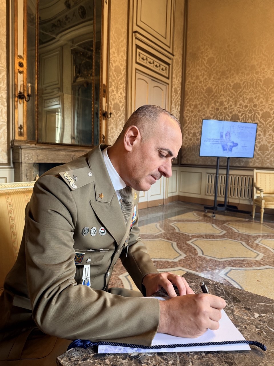 Epstein'in evini aradılar. 10 gün sonra öldüler 1 23 Eylül 2019'da Paris'teki Epstein'ın dairesine giren Fransız müfettişler, 3 Ekim'de Paris Polis Merkezi'ndeki saldırıda hayatlarını kaybetti