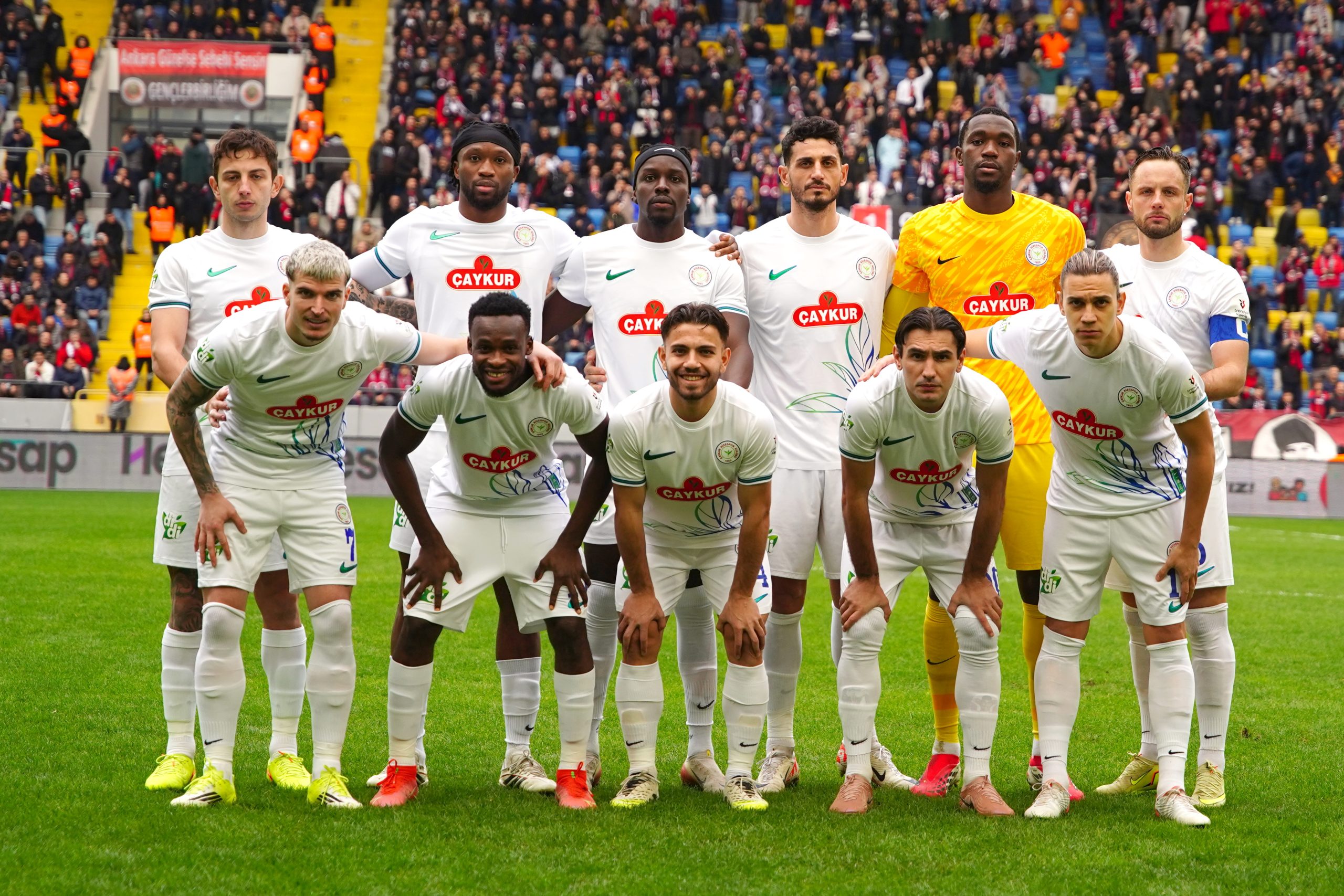 Süper Lig'de Gençlerbirliği 2-0 öne geçtiği Çaykur Rizespor'dan Mithat Pala'nın iki golüne engel olamayınca bir puana razı oldu