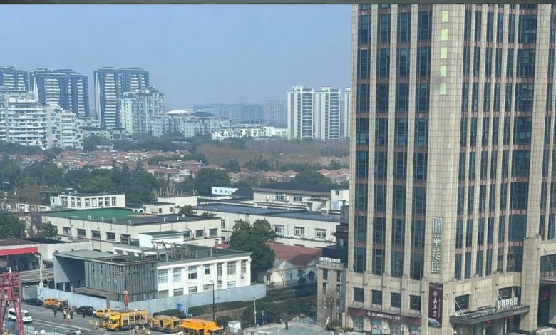 Çin'in Şangay kentinde metro çalışması sırasında oluşan obruk koca yolu saniyeler içerisinde adeta yuttu