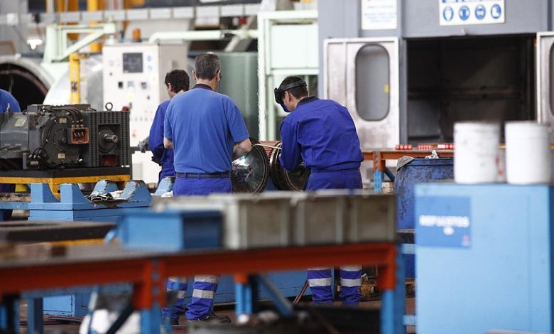 Ekvador Çalışma Bakanlığı’nın haftalık 40 saatin 4 ila 6 güne dağıtılmasına imkan tanıyan düzenlemesi ülkede tartışma başlattı.