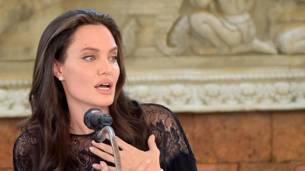 , Angelina Jolie’nin bazı film gösterimleri ve özel etkinlikler için Epstein’a davet gönderdiğine ilişkin e-posta trafiği bulunuyor.