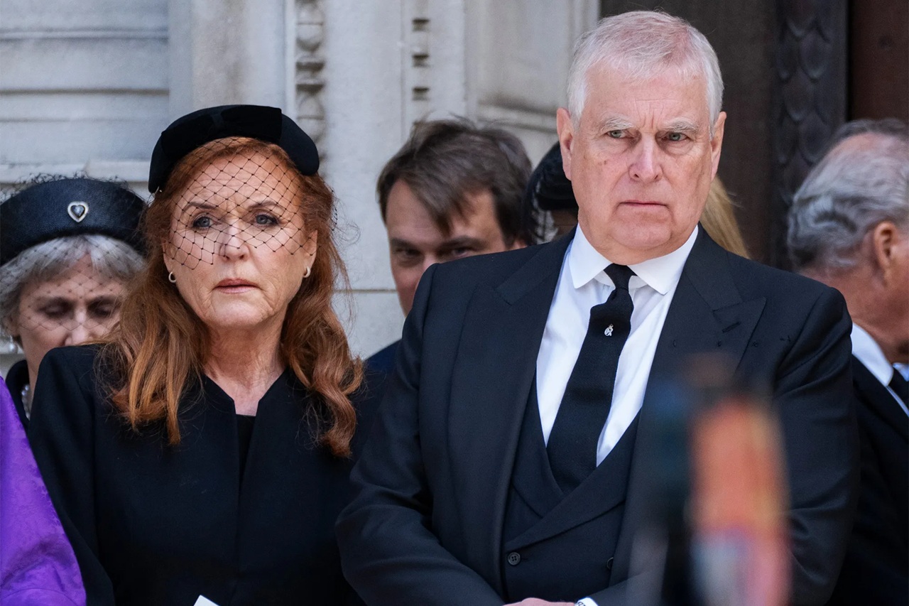 Epstein dosyalarında yeni detay: Sarah Ferguson’dan “Paraya ihtiyacım var” mesajı 1 Yeni ortaya çıkan e-postalar, İngiliz kraliyet ailesiyle Jeffrey Epstein arasındaki bağlantılara ilişkin tartışmaları yeniden alevlendirdi.
