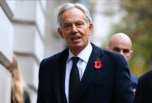 Epstein ile eski İsrail Başbakanı Ehud Barak’ın, Tony Blair’e ödendiği öne sürülen yüksek danışmanlık ücretlerini konuştuğunu ortaya koydu.