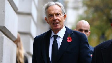 Epstein ile eski İsrail Başbakanı Ehud Barak’ın, Tony Blair’e ödendiği öne sürülen yüksek danışmanlık ücretlerini konuştuğunu ortaya koydu.