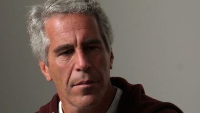 2019’da cezaevinde ölü bulunan Jeffrey Epstein’ın hücresinde çekilen ve bugüne kadar paylaşılmayan ceset ve olay yeri fotoğrafları yer aldı.