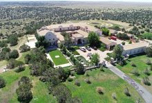 Epstein’a ait New Mexico’daki Zorro Ranch’te cinsel saldırı iddiaları ve iki kurbanın gömülmüş olabileceği iddia edildi.