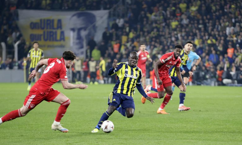 Avrupa Ligi son 16 play-off turu ilk maçında Fenerbahçe evinde Premier Lig ekiplerinden Nottingham Forest'a farklı kaybetti