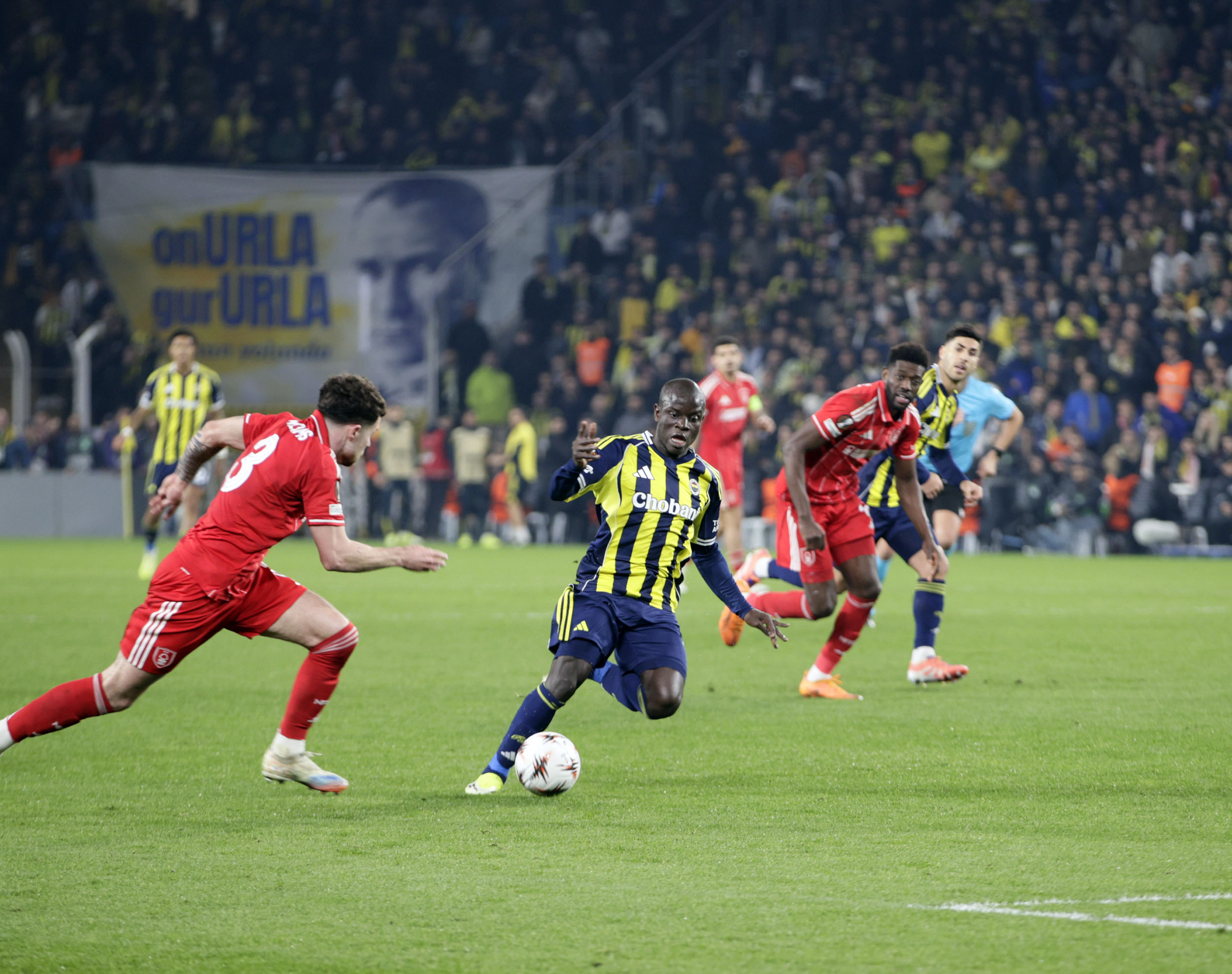 Fenerbahçe'ye evinde büyük şok 1 Avrupa Ligi son 16 play-off turu ilk maçında Fenerbahçe evinde Premier Lig ekiplerinden Nottingham Forest'a farklı kaybetti
