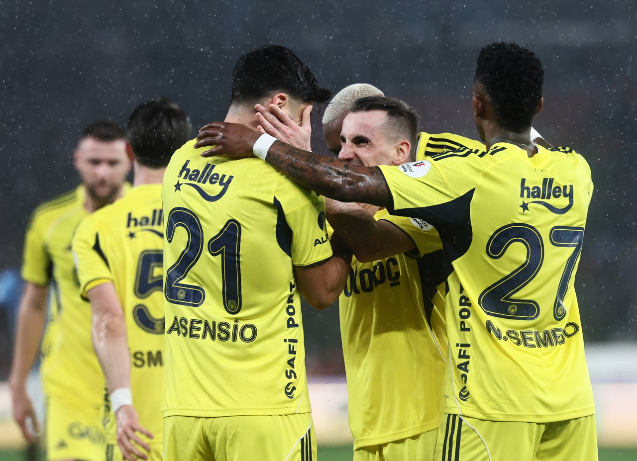 Fenerbahçe, Trabzonspor’u deplasmanda 3-2 mağlup etti. Bordo-mavililer, üç büyük rakibi karşısında galibiyet hasretini yine sonlandıramadı.