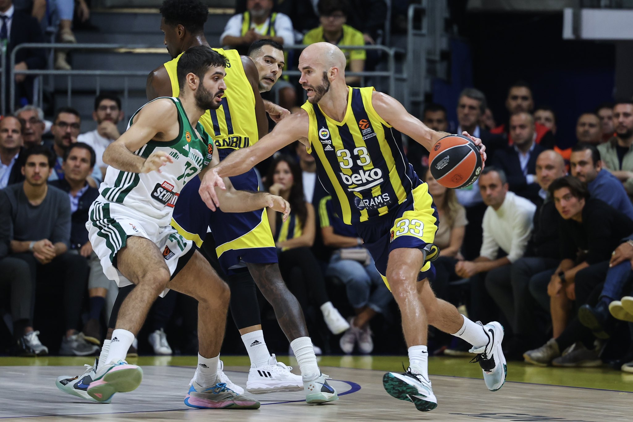 Fenerbahçe Beko, Yunanistan'da kazandı 1 EuroLeague’de son şampiyon ve lider Fenerbahçe Beko, konuk olduğu Panathinaikos Aktor’u son saniye basketiyle yendi