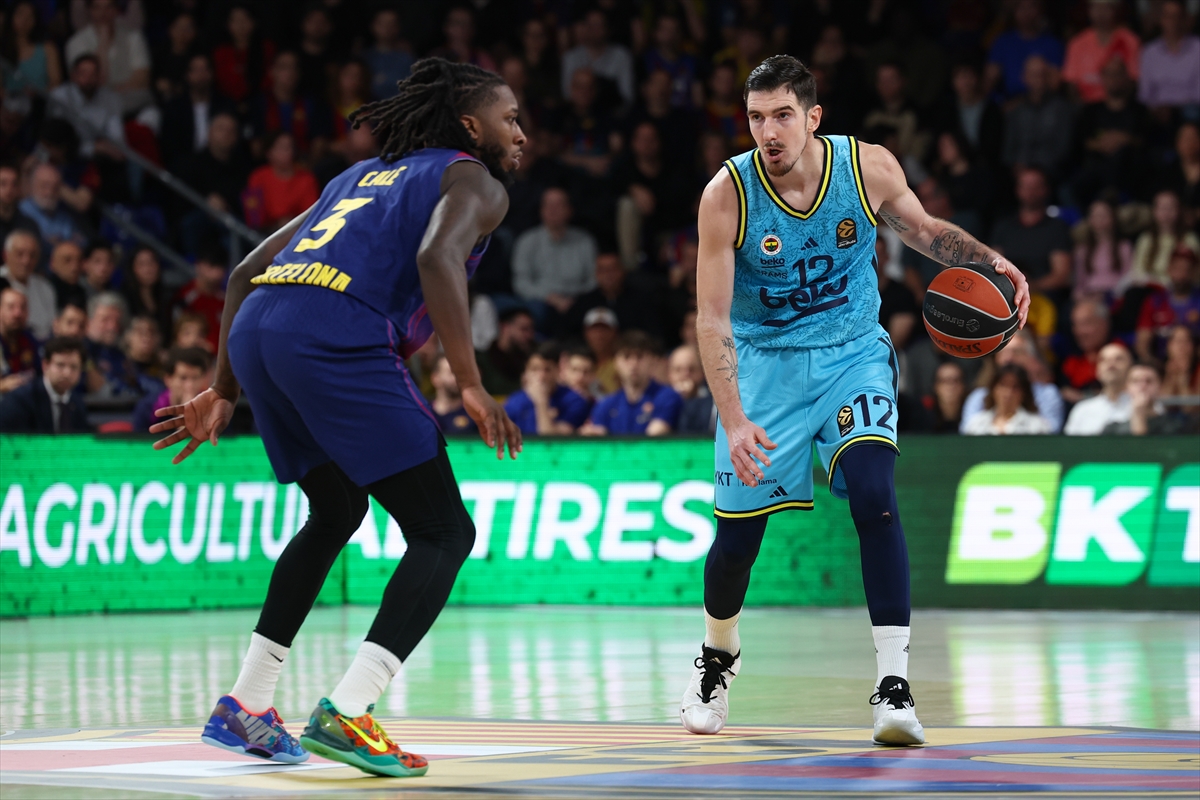 EuroLeague'de son şampiyon ve lider Fenerbahçe Beko, İspanya’da Barcelona’yı yenerek 25. maçında 18. galibiyetini aldı