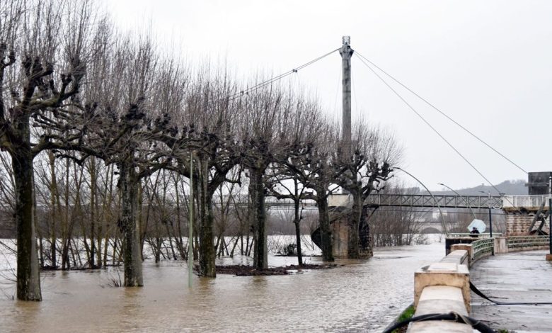 Fransa’nın batı ve güneybatısında etkili olan şiddetli yağışlar nedeniyle nehirlerde taşkın riski büyüyor.