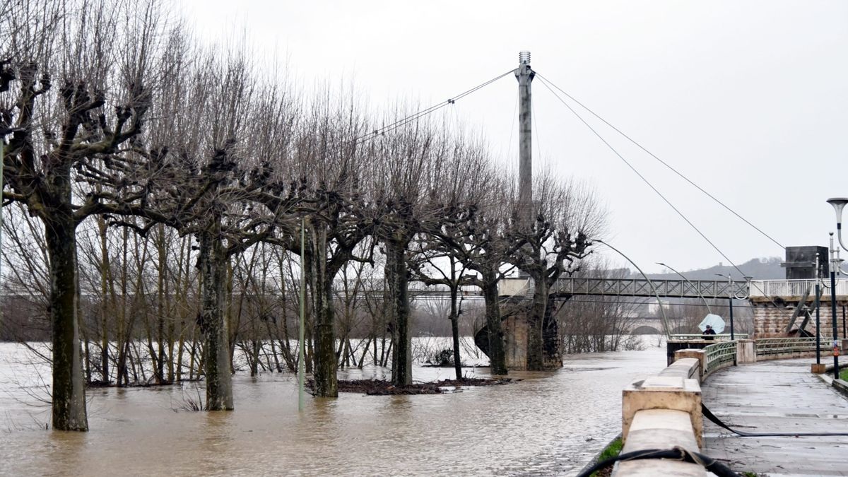 Fransa’nın batı ve güneybatısında etkili olan şiddetli yağışlar nedeniyle nehirlerde taşkın riski büyüyor.