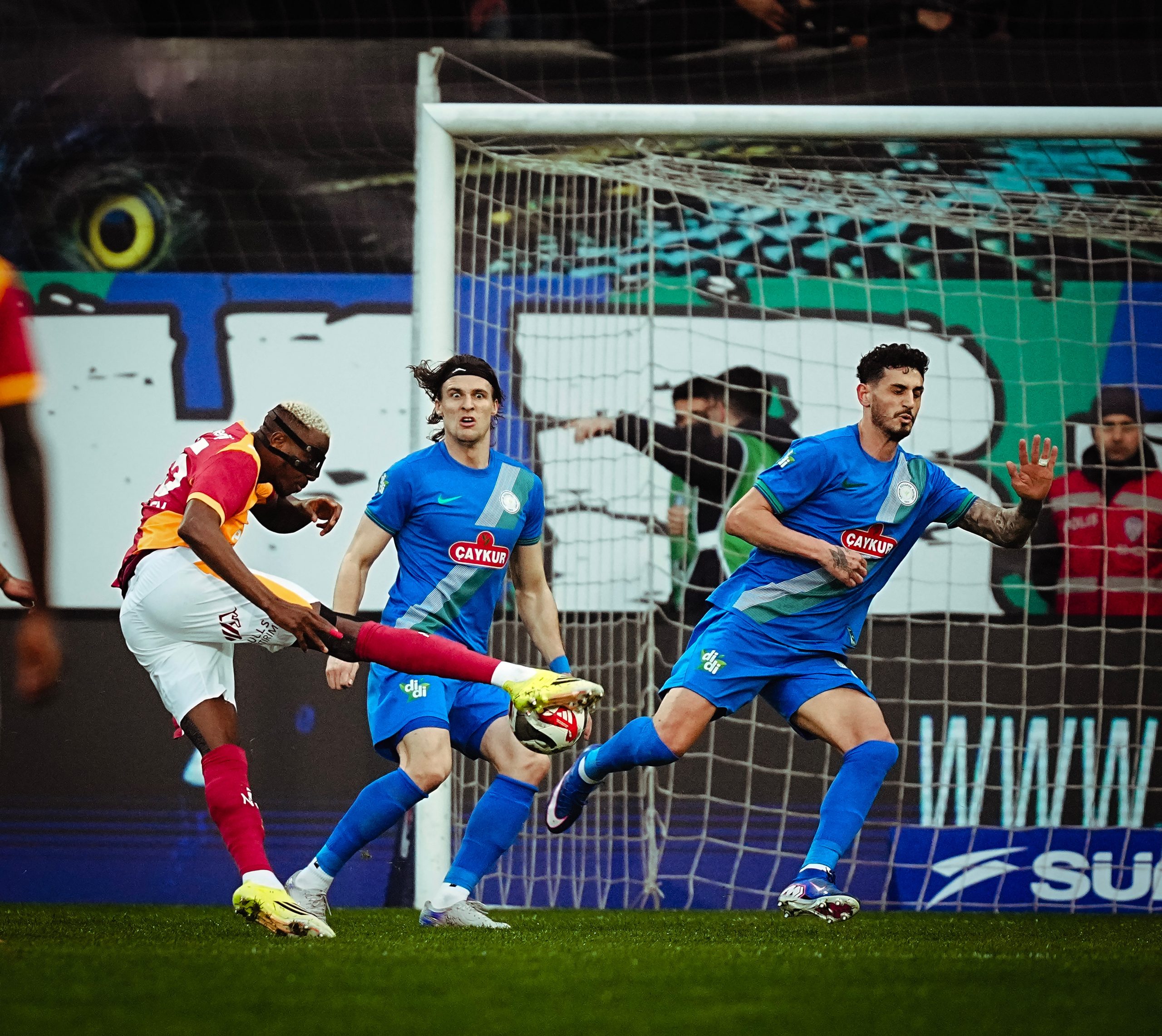 Trendyol Süper Lig'de lider Galatasaray, Barış Alper Yılmaz'ın yıldızlaştığı maçta Çaykur Rizespor deplasmanında kazandı