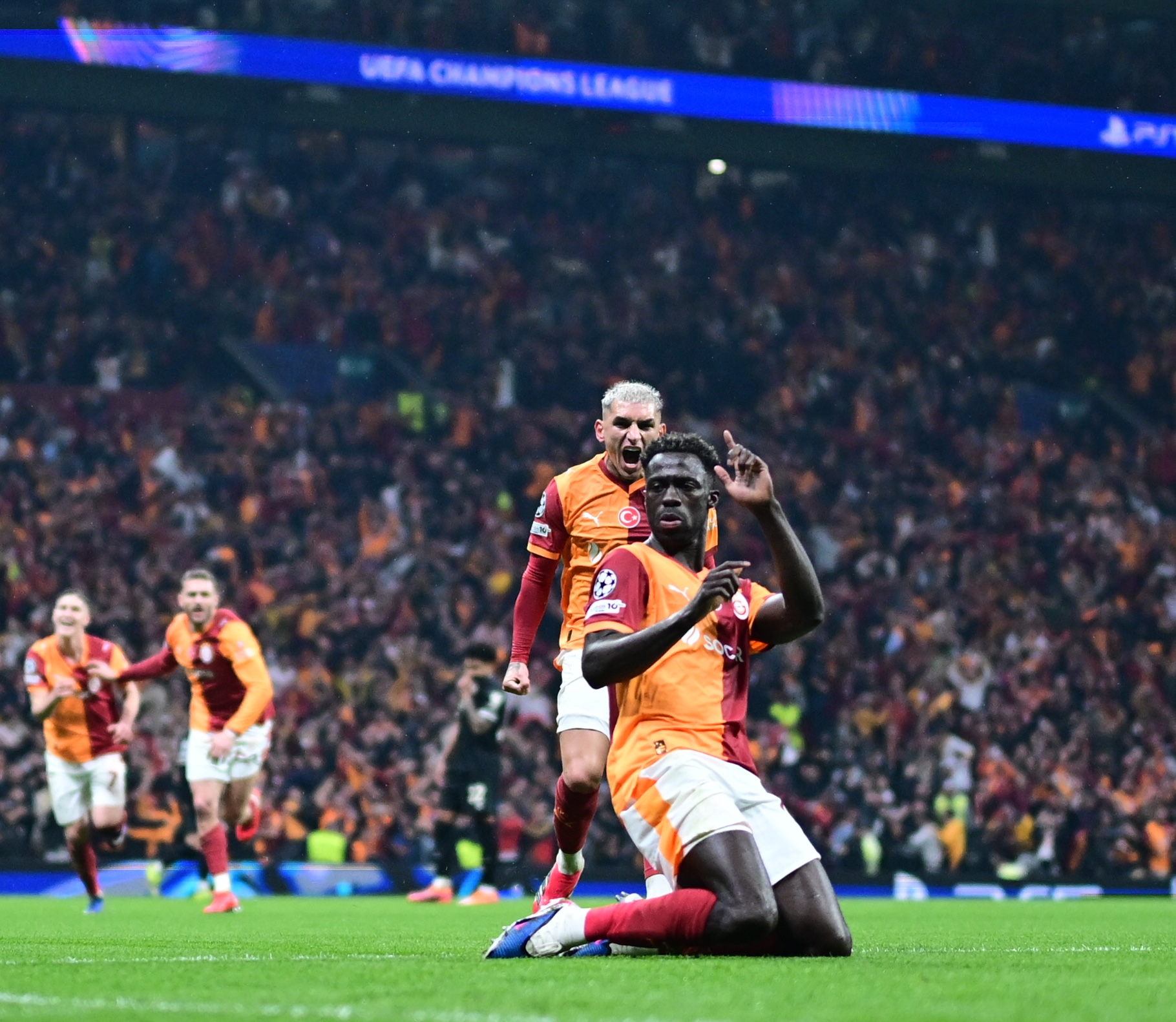 Galatasaray'dan Juventus'a 5'lik tokat 1 UEFA Şampiyonlar Ligi Play-Off Turu ilk maçında Galatasaray, Juventus’u konuk etti. Sarı-kırmızılılar, geriye düştüğü maçta Juventus'u 5-2’ mağlup etti