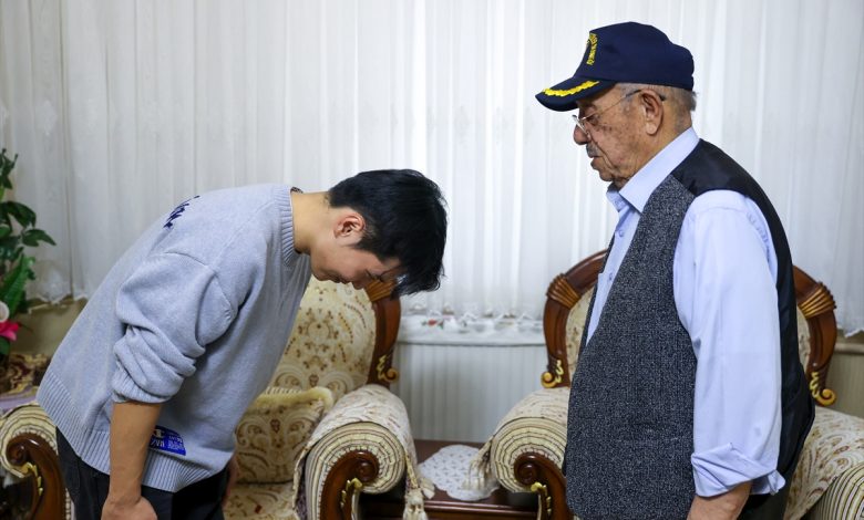 Konyaspor’un Güney Koreli futbolcusu Jinho Jo, Konya’da yaşayan Kore gazisi İhsan Damdam’ı ziyaret etti