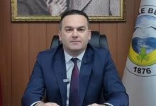 Giresun’un Görele ilçesinde Belediye Başkanı Hasbi Dede hakkında, 16 yaşındaki bir kıza sosyal medya üzerinden mesaj gönderdiği iddiasıyla başlatılan soruşturma kapsamında tutuklama kararı verildi.