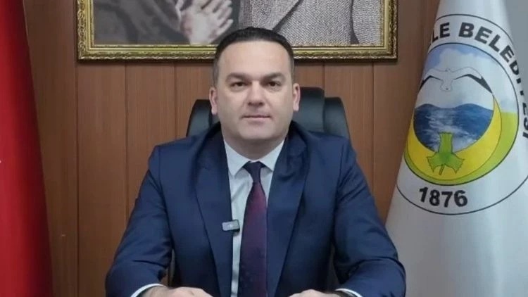 Giresun’un Görele ilçesinde Belediye Başkanı Hasbi Dede hakkında, 16 yaşındaki bir kıza sosyal medya üzerinden mesaj gönderdiği iddiasıyla başlatılan soruşturma kapsamında tutuklama kararı verildi.