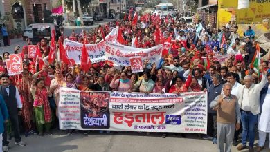 Hindistan'da 300 milyon kişi grevde 2 Hindistan'da çiftçi örgütleri ve sendikalar ABD ile yapılan ticari anlaşmayı protesto ederek ülke çapında genel greve gitti