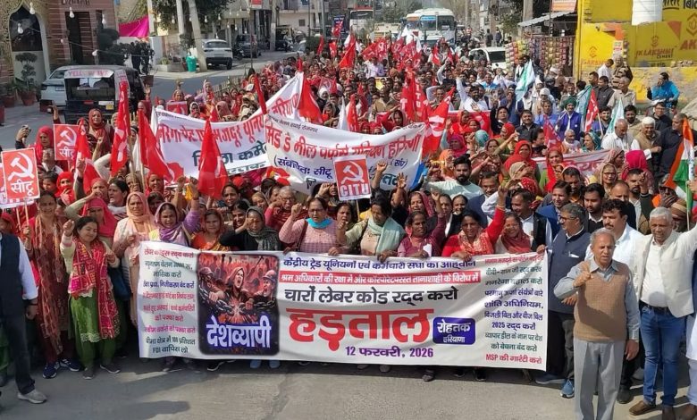 Hindistan'da çiftçi örgütleri ve sendikalar ABD ile yapılan ticari anlaşmayı protesto ederek ülke çapında genel greve gitti