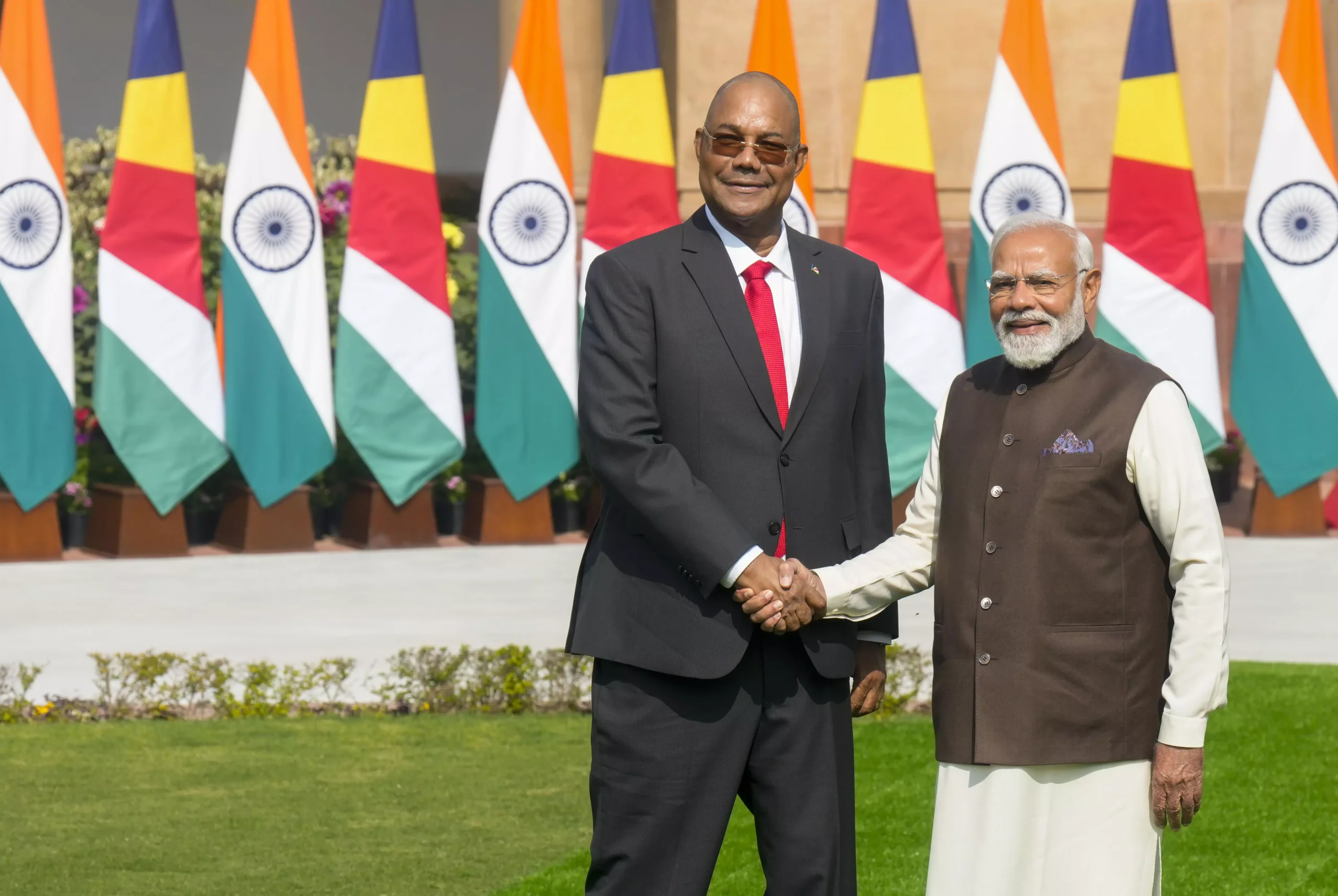 Hindistan, Seyşeller ile ilişkileri güçlendirmek amacıyla 50 milyon doları hibe olmak üzere toplam 175 milyon dolarlık ekonomik paket sağlayacak