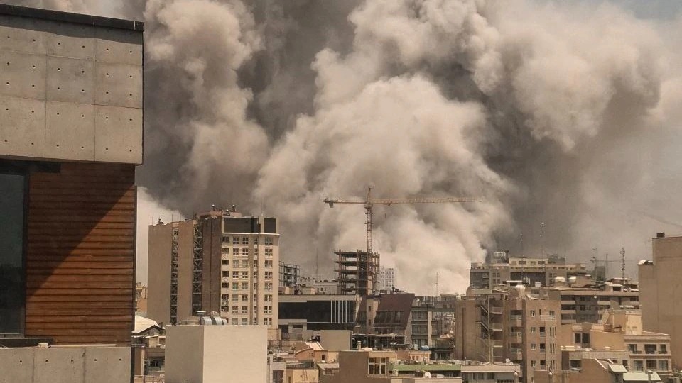 ABD ve İsrail’in saldırılarının ardından İran, İsrail’e onlarca balistik füze fırlattı. Gelişme, bölgede gerilimi daha da tırmandırdı.