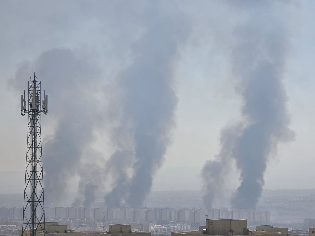 ABD-İran arasında savaş için geri sayım sürerken bugün başkent Tahran'da patlamalar yaşandı
