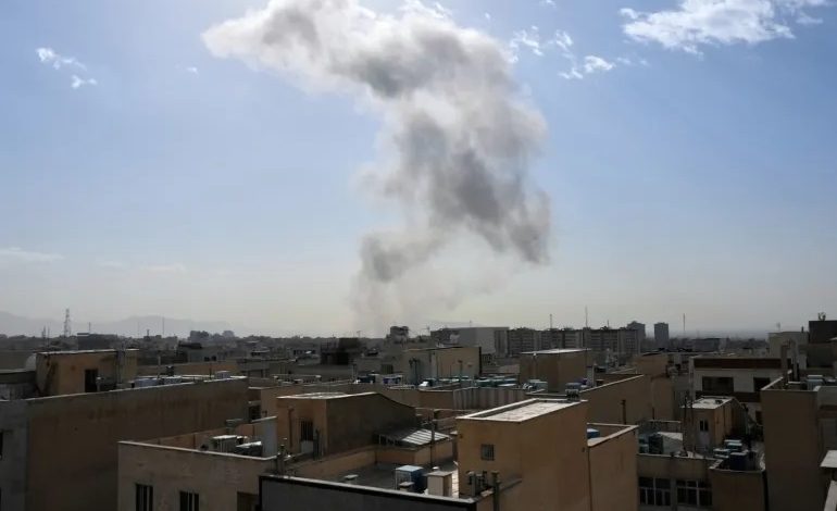 İsrail Savunma Bakanı Yisrael Katz, İran’a karşı önleyici saldırı başlatıldığını açıkladı. Ülke genelinde olağanüstü hal ilan edilirken, halk sığınaklara yönlendirildi.